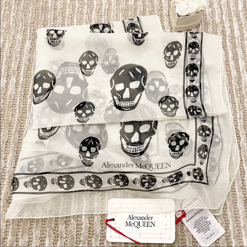 🆕 Alexander McQueen NWT Skull & Butterfly Scarf - Picture 14 of 16